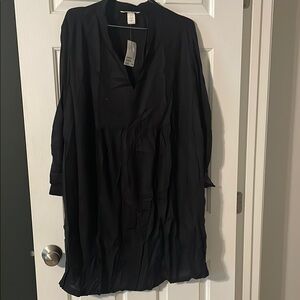 Perfect for transition to fall! H&M Black Long Sleeve V-Neck Tunic Mini Dress